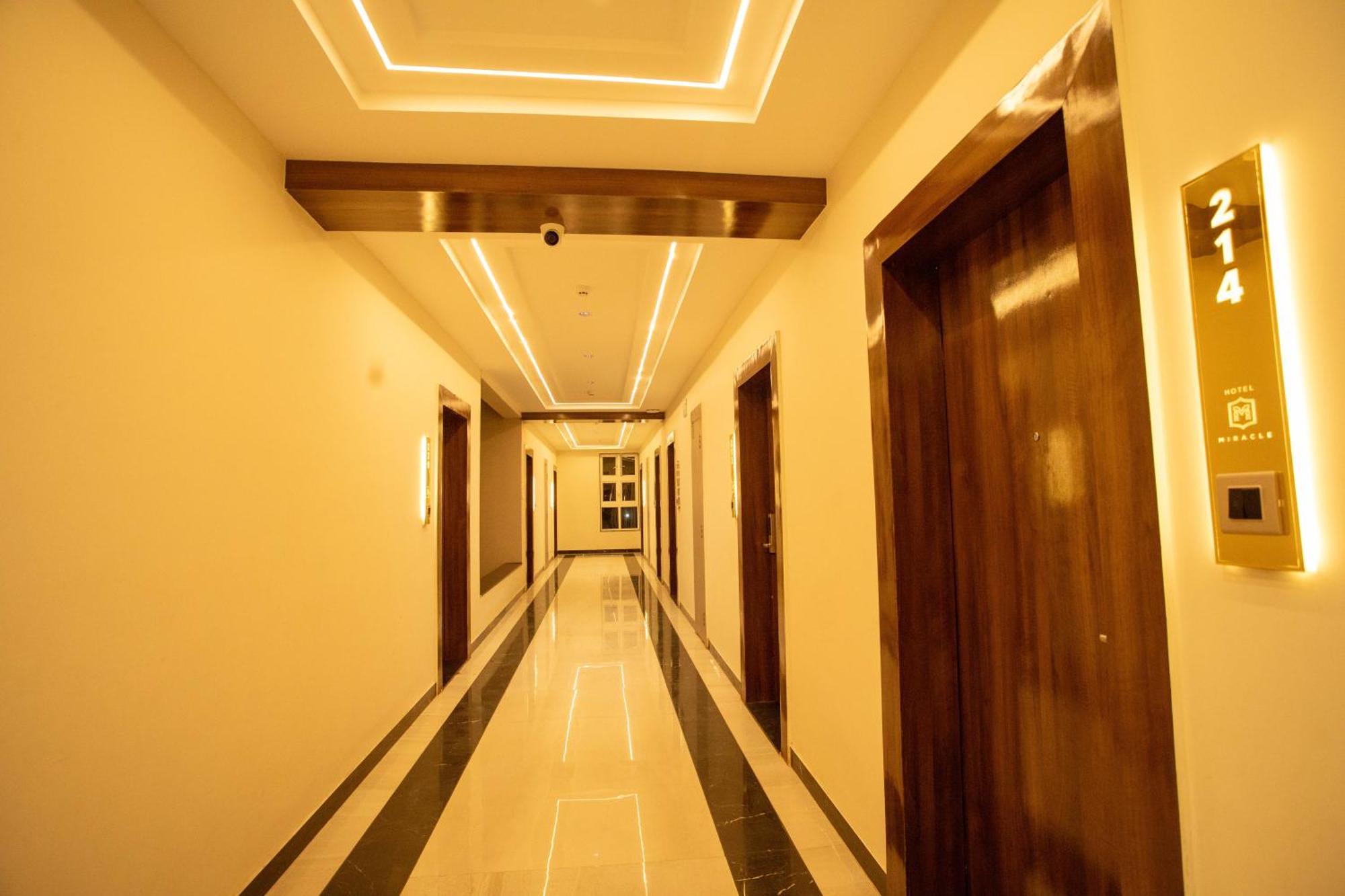 Hotel Miracle 2Km From Mahakal Temple Ujjain Buitenkant foto