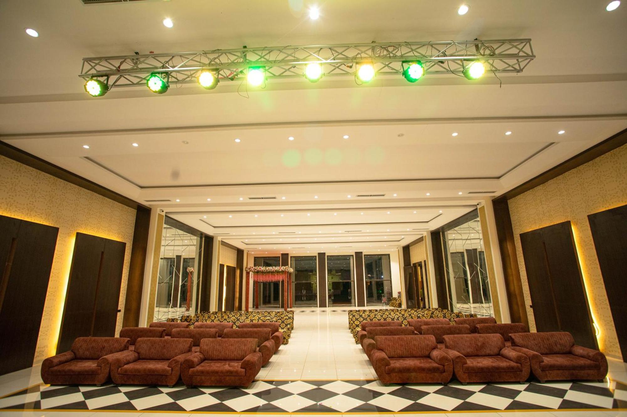 Hotel Miracle 2Km From Mahakal Temple Ujjain Buitenkant foto