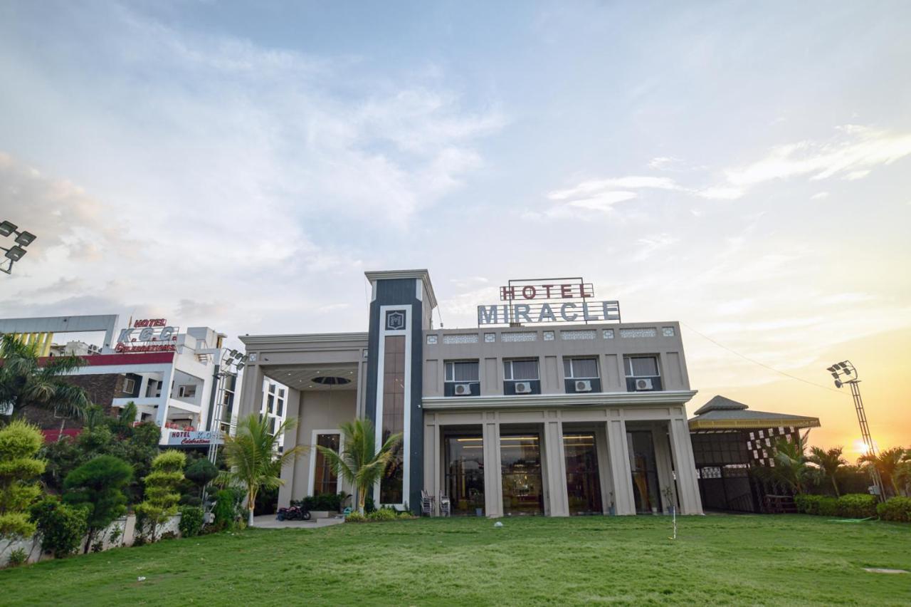Hotel Miracle 2Km From Mahakal Temple Ujjain Buitenkant foto