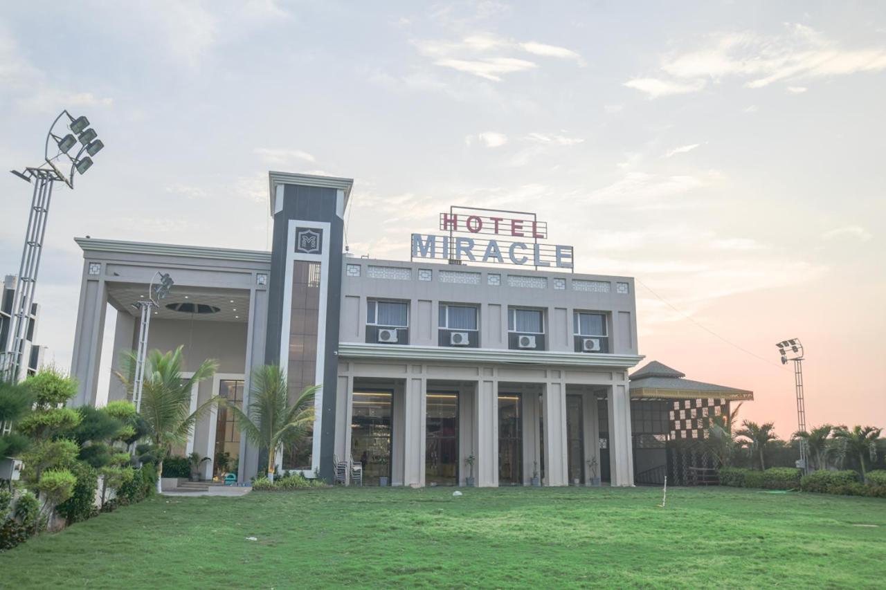 Hotel Miracle 2Km From Mahakal Temple Ujjain Buitenkant foto