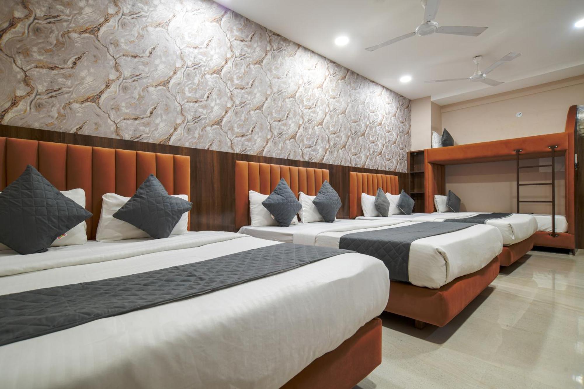 Hotel Miracle 2Km From Mahakal Temple Ujjain Buitenkant foto
