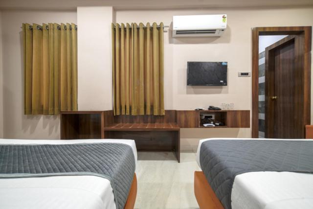 Hotel Miracle 2Km From Mahakal Temple Ujjain Buitenkant foto