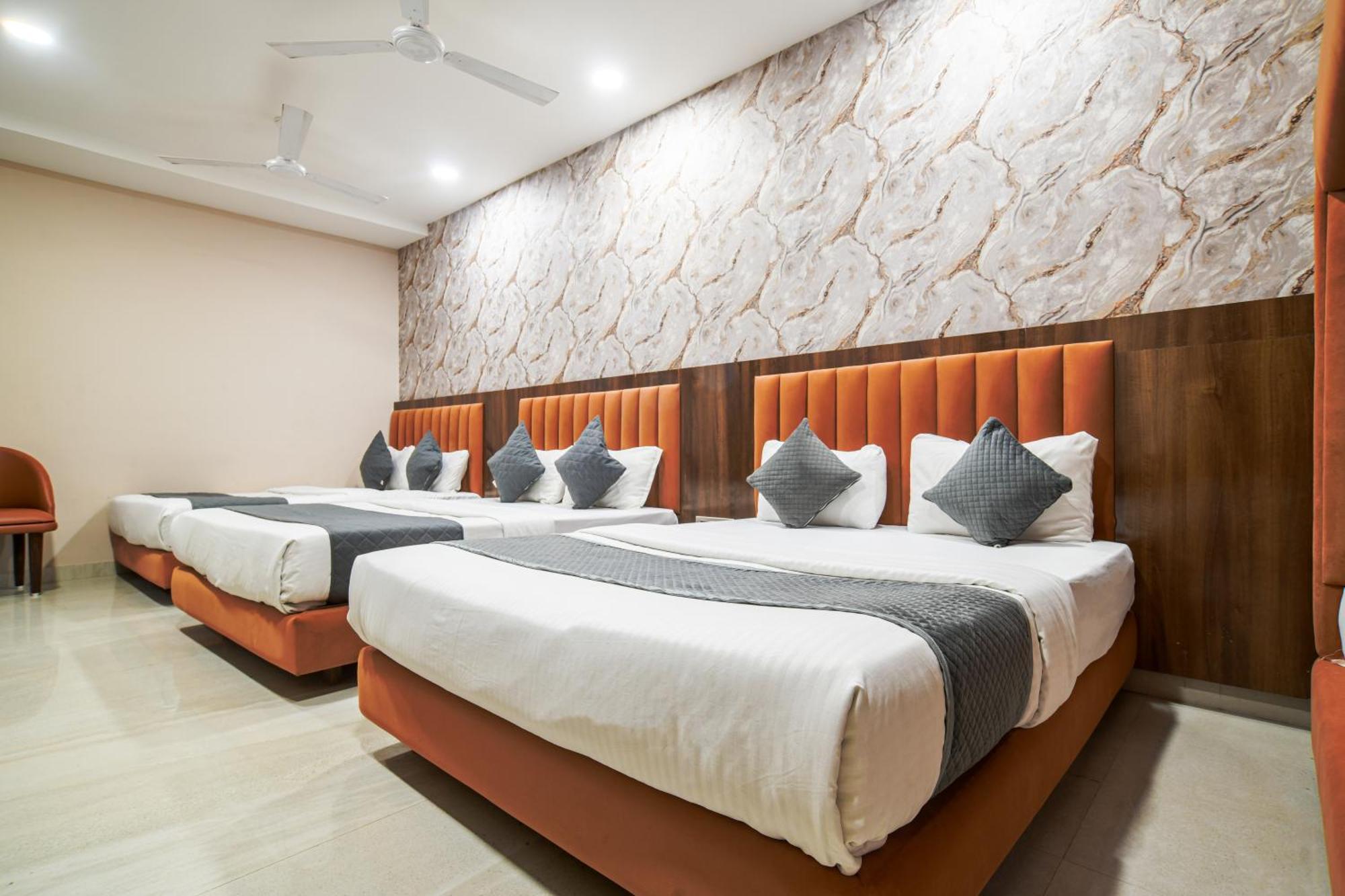 Hotel Miracle 2Km From Mahakal Temple Ujjain Buitenkant foto