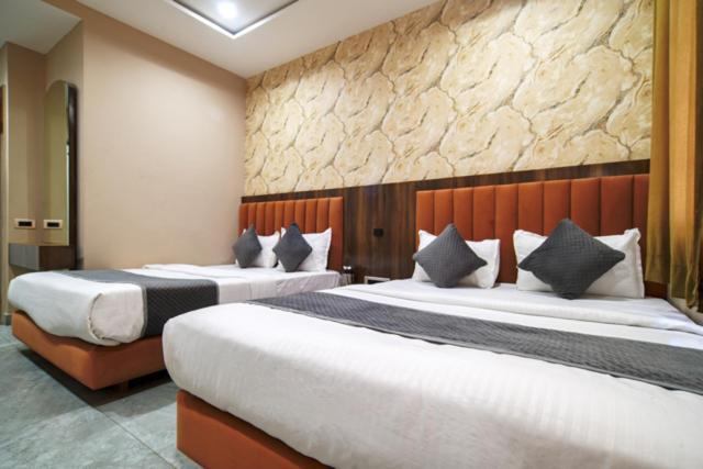 Hotel Miracle 2Km From Mahakal Temple Ujjain Buitenkant foto