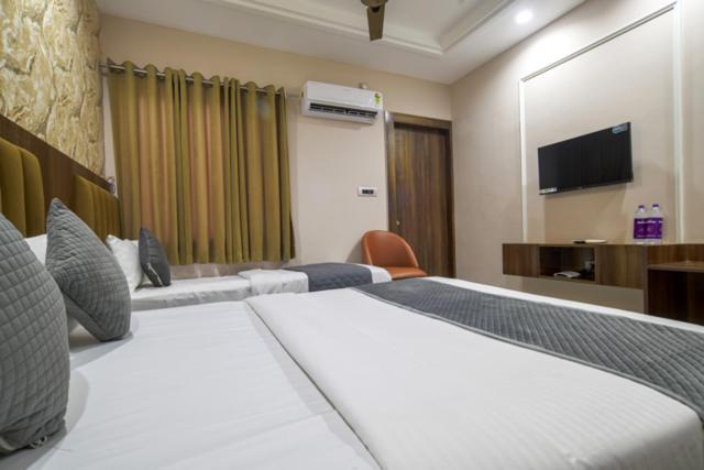 Hotel Miracle 2Km From Mahakal Temple Ujjain Buitenkant foto