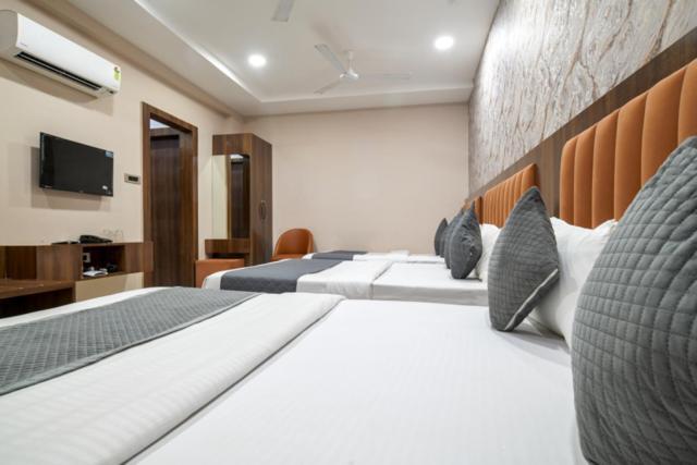 Hotel Miracle 2Km From Mahakal Temple Ujjain Buitenkant foto