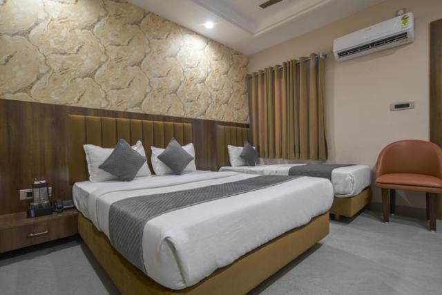 Hotel Miracle 2Km From Mahakal Temple Ujjain Buitenkant foto