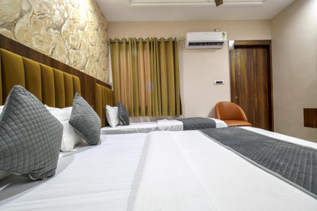 Hotel Miracle 2Km From Mahakal Temple Ujjain Buitenkant foto