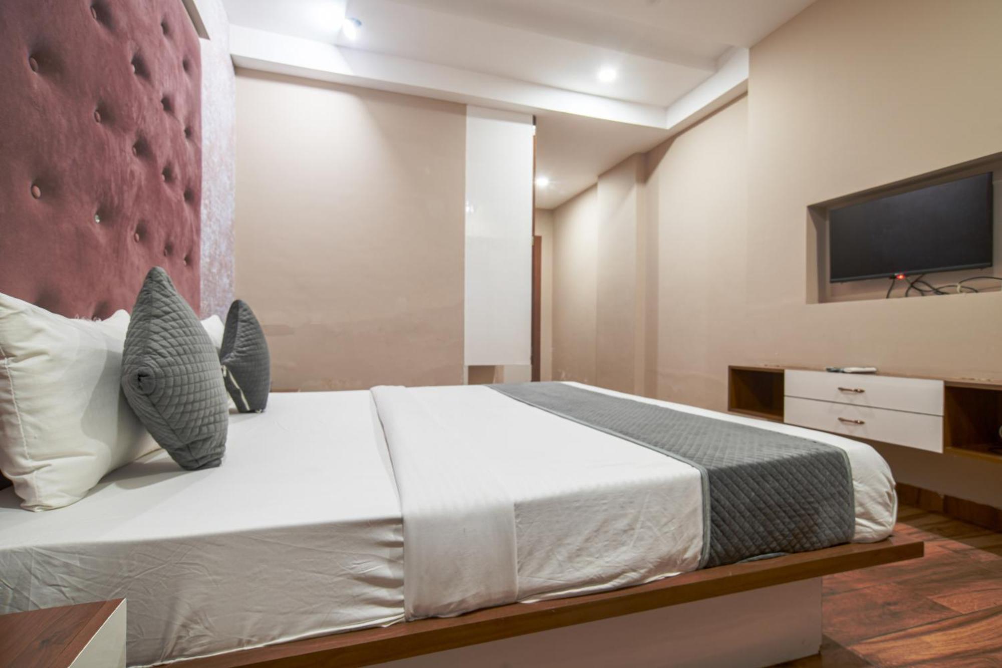 Hotel Miracle 2Km From Mahakal Temple Ujjain Buitenkant foto