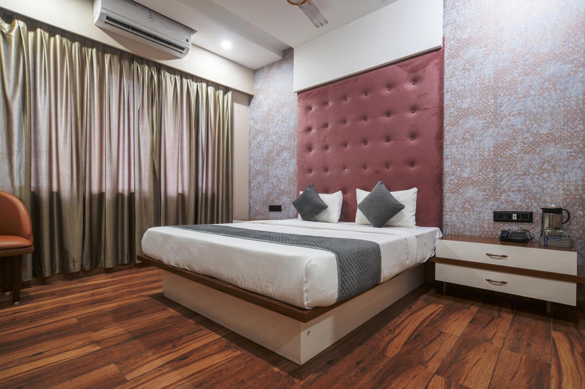 Hotel Miracle 2Km From Mahakal Temple Ujjain Buitenkant foto