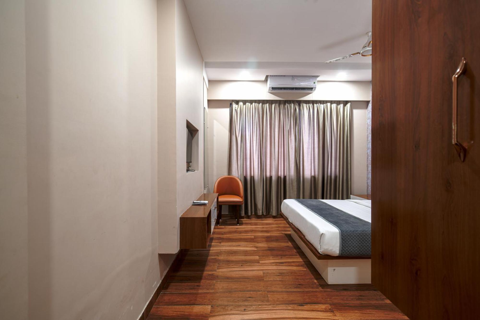 Hotel Miracle 2Km From Mahakal Temple Ujjain Buitenkant foto