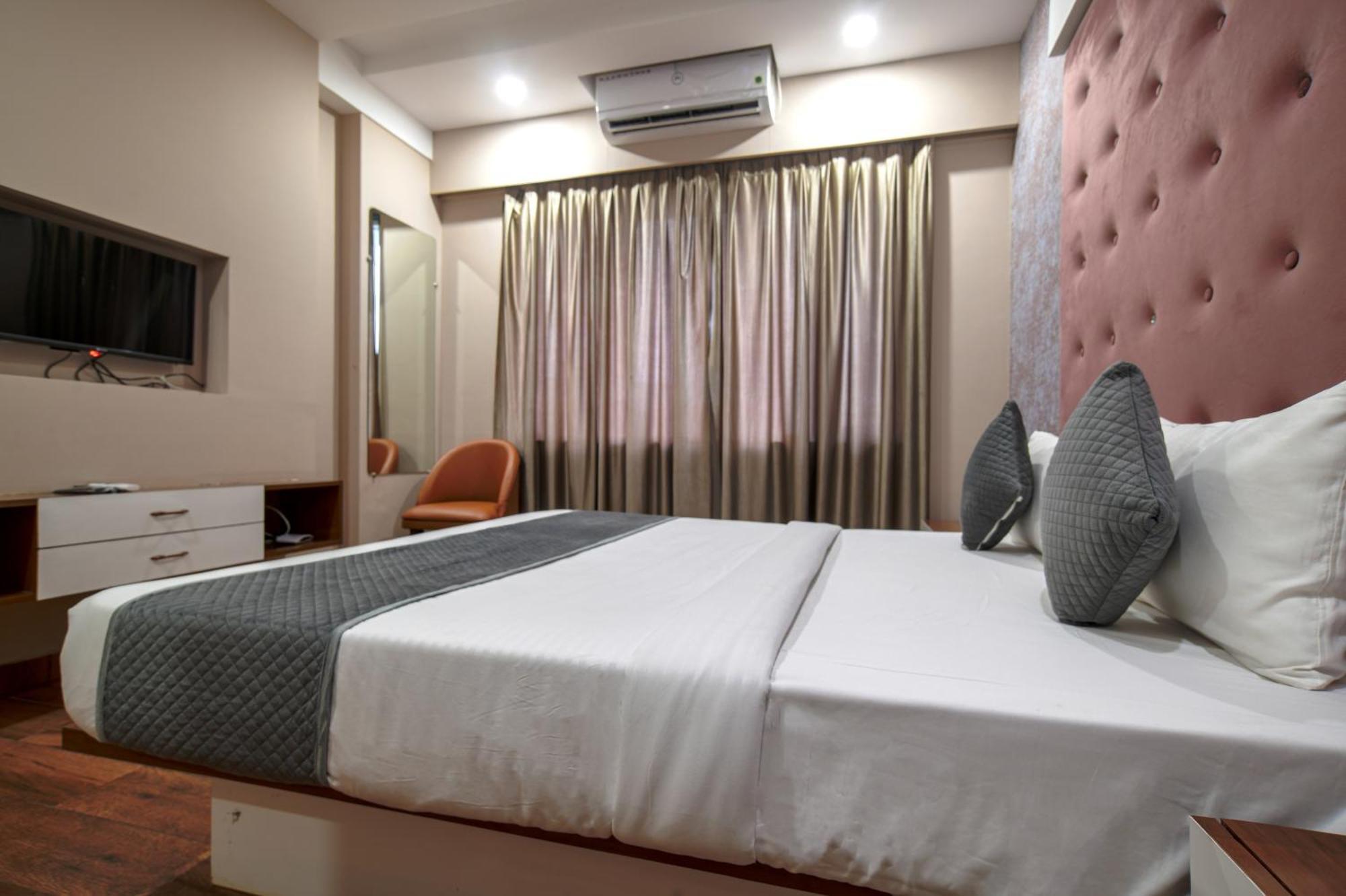 Hotel Miracle 2Km From Mahakal Temple Ujjain Buitenkant foto